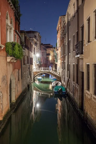 Узкий Канал Лодками Старинными Домами Сумерках Венеция Ночью Италия Традиционная — стоковое фото