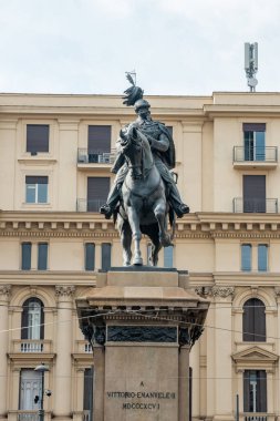 Napoli, İtalya - 30 Ekim 2019: Bovio Meydanı, Napoli 'deki Vittorio Emanuele II heykelinin görüntüsü, seyahat