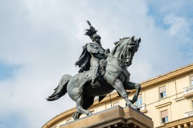 Napoli, İtalya - 30 Ekim 2019: Bovio Meydanı, Napoli 'deki Vittorio Emanuele II heykelinin görüntüsü, seyahat