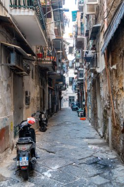 Napoli, İtalya - 30 Ekim 2019 Napoli 'nin eski kirli sokakları, insan faaliyetleri. Seyahat