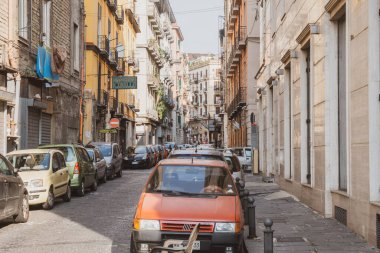 Napoli, İtalya - 30 Ekim 2019 Napoli 'nin eski kirli sokakları, insan faaliyetleri. Seyahat