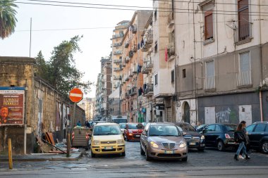 Napoli, İtalya - 30 Ekim 2019 Napoli 'nin eski kirli sokakları, insan faaliyetleri. Seyahat