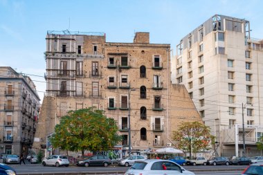 Napoli, İtalya - 30 Ekim 2019 Napoli 'nin eski kirli sokakları, insan faaliyetleri. Seyahat
