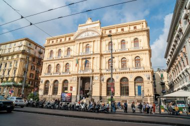 Napoli, İtalya - 30 Ekim 2019: Napoli 'nin tarihi merkezinde şehir hayatı