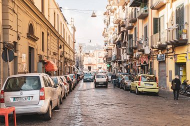 Napoli, İtalya - 30 Ekim 2019 Napoli 'nin eski kirli sokakları, insan faaliyetleri. Seyahat