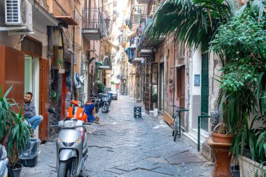 Napoli, İtalya - 30 Ekim 2019 Napoli 'nin eski kirli sokakları, insan faaliyetleri. Seyahat