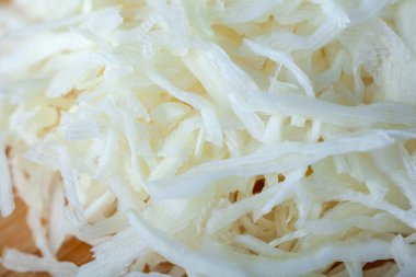 Tahta kesme tahtasında dilimlenmiş lahana, sebze.