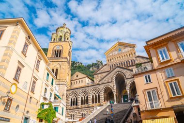 Amalfi, İtalya - 1 Kasım 2019: Amalfi Katedrali 'nin ön girişi, Amalfi sahili