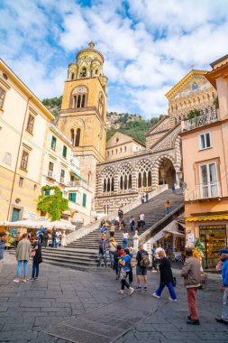 Amalfi, İtalya - 1 Kasım 2019: Amalfi Katedrali 'nin ön girişi, Amalfi sahili