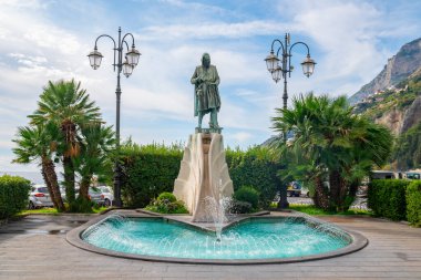 Amalfi, İtalya - 1 Kasım 2019: Amalfi kasabasında Flavio Gioia heykeli, seyahat