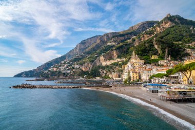 Amalfi, İtalya - 1 Kasım 2019: Akdeniz kıyısındaki Amalfi şehri, seyahat
