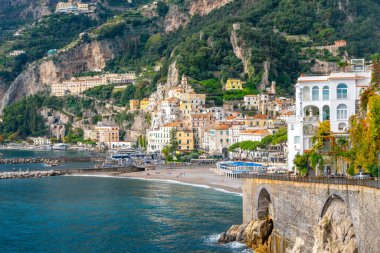 Amalfi, İtalya - 1 Kasım 2019: Akdeniz kıyısındaki Amalfi şehri, seyahat