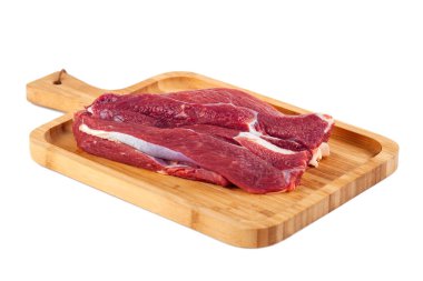 Tahtadaki çiğ et beyaz arka planda izole edilmiş, yiyecek