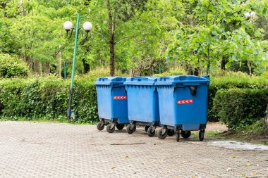 Poti Park, Georgia 'daki büyük mavi geri dönüşüm konteynerleri.