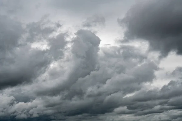 光の部分 曇りの空 自然と暗い嵐の空 — ストック写真