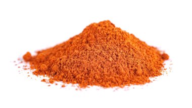 Beyaz arka planda kırmızı biber yığını, yiyecek malzemesi.