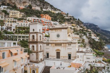 İtalya 'nın Amalfi kıyısındaki Positano kasabasında Santa Maria Assunta Kilisesi. Seyahat