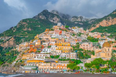 Positano 'da bir dağda güzel renkli evler, İtalya' nın Amalfi kıyısında bir kasaba.