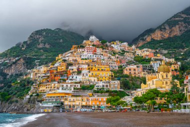Positano 'da bir dağda güzel renkli evler, İtalya' nın Amalfi kıyısında bir kasaba.