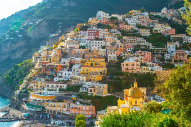 Positano 'da bir dağda güzel renkli evler, İtalya' nın Amalfi kıyısında bir kasaba.