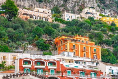 Positano 'da bir dağda güzel renkli evler, İtalya' nın Amalfi kıyısında bir kasaba.