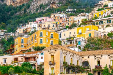 Positano 'da bir dağda güzel renkli evler, İtalya' nın Amalfi kıyısında bir kasaba.