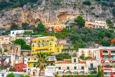 Positano 'da bir dağda güzel renkli evler, İtalya' nın Amalfi kıyısında bir kasaba.