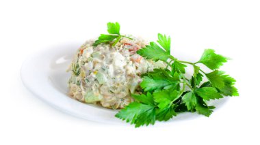 Çeşitli haşlanmış sebzelerin sirke salatası maydanozu beyaz tabakta siliyor.