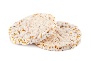 Beyaz arka planda izole edilmiş mısır krakerleri, sağlıklı atıştırmalıklar. Stüdyo