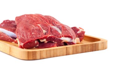 Tahtadaki çiğ et beyaz arka planda izole edilmiş, yiyecek