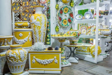 Positano, İtalya - 1 Kasım 2019: Renkli geleneksel seramik vazolar ve sokak marketlerindeki baş hediyelik eşyalar