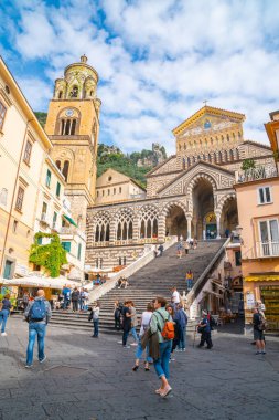 Amalfi, İtalya - 1 Kasım 2019: Amalfi Katedrali 'nin ön girişi, Amalfi sahili