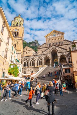 Amalfi, İtalya - 1 Kasım 2019: Amalfi Katedrali 'nin ön girişi, Amalfi sahili
