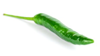 Beyaz arka planda izole edilmiş taze acı yeşil biber, sebze.