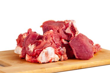 Tahtada doğranmış çiğ et, beyaz arka planda izole edilmiş, yiyecek.