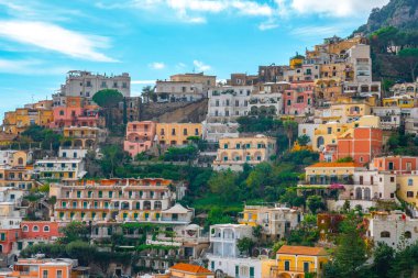Positano 'da bir dağda güzel renkli evler, Amalfi kıyısında bir kasaba.