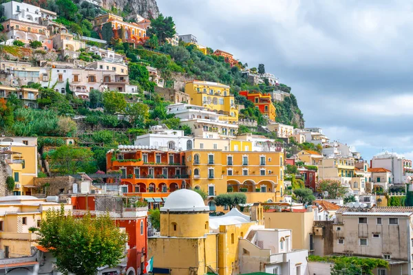 Prachtige kleurrijke huizen op een berg in Positano, een stad aan de Amalfikust — Stockfoto