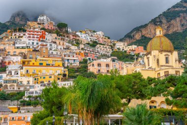 Positano 'da bir dağda güzel renkli evler, Amalfi kıyısında bir kasaba.