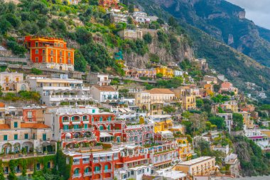 Positano 'da bir dağda güzel renkli evler, Amalfi kıyısında bir kasaba.