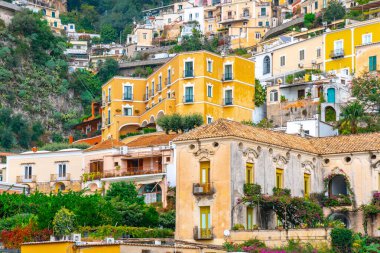 Positano 'da bir dağda güzel renkli evler, Amalfi kıyısında bir kasaba.