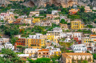 Positano 'da bir dağda güzel renkli evler, Amalfi kıyısında bir kasaba.