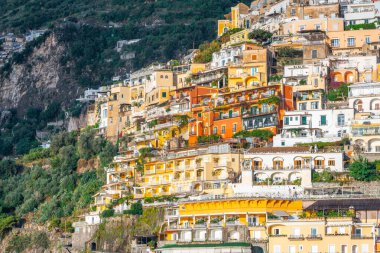 Positano 'da bir dağda güzel renkli evler, Amalfi kıyısında bir kasaba.