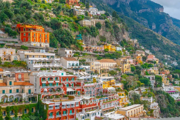 Hermosas casas de colores en una montaña en Positano, una ciudad en la costa de Amalfi — Foto de Stock