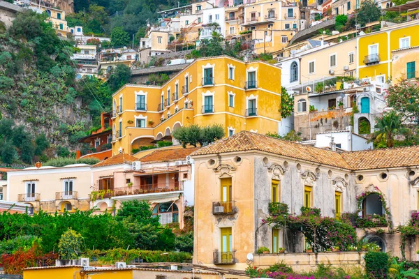 Positano 'da bir dağda güzel renkli evler, Amalfi kıyısında bir kasaba. — Stok fotoğraf