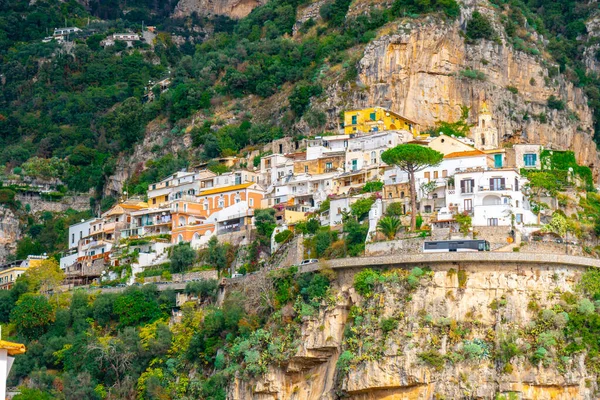 Piękne kolorowe domy na górze w Positano, miasto na wybrzeżu Amalfi — Zdjęcie stockowe