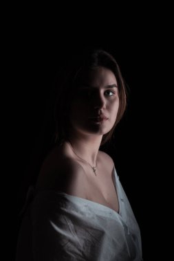Siyah arka planda poz veren güzel bir model. Portre