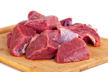 Tahtada doğranmış çiğ et, beyaz arka planda izole edilmiş.