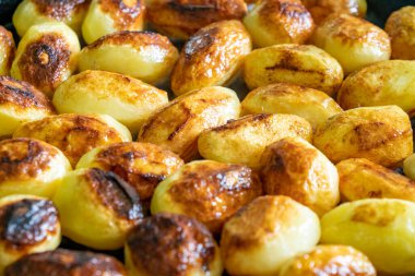 Kızartma tavasında zeytinyağında kızartılmış küçük taze patates, sebze.