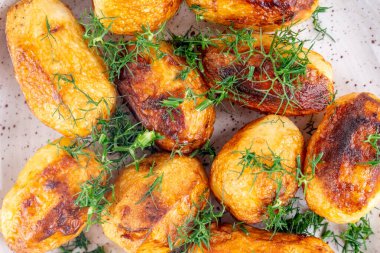 Taze patates kızartması ve dereotu tabakta, yiyecek.