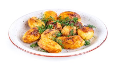 Kızarmış taze patates ve dereotu beyaz arka planda izole edilmiş bir tabakta. Ev yemeği.